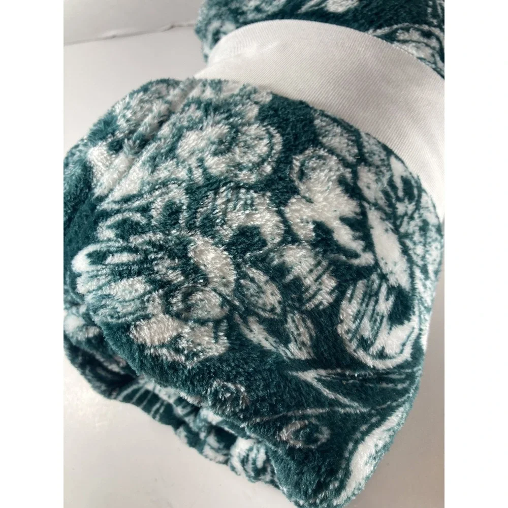 NO Sew Throw Kit   Christmas fleece New 50